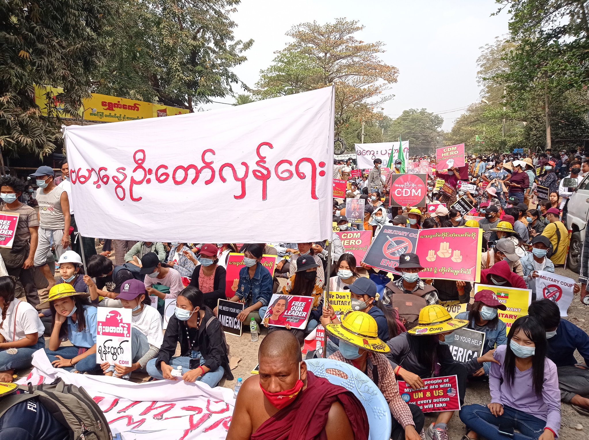 မကွေးတွင် စစ်အာဏာရှင်ဆန့်ကျင်ရေး လူ ၄ သိန်းခန့် ဆန္ဒပြ၊ ရဲတပ်ဖွဲ့က ပိတ်ဆို့တားဆီး