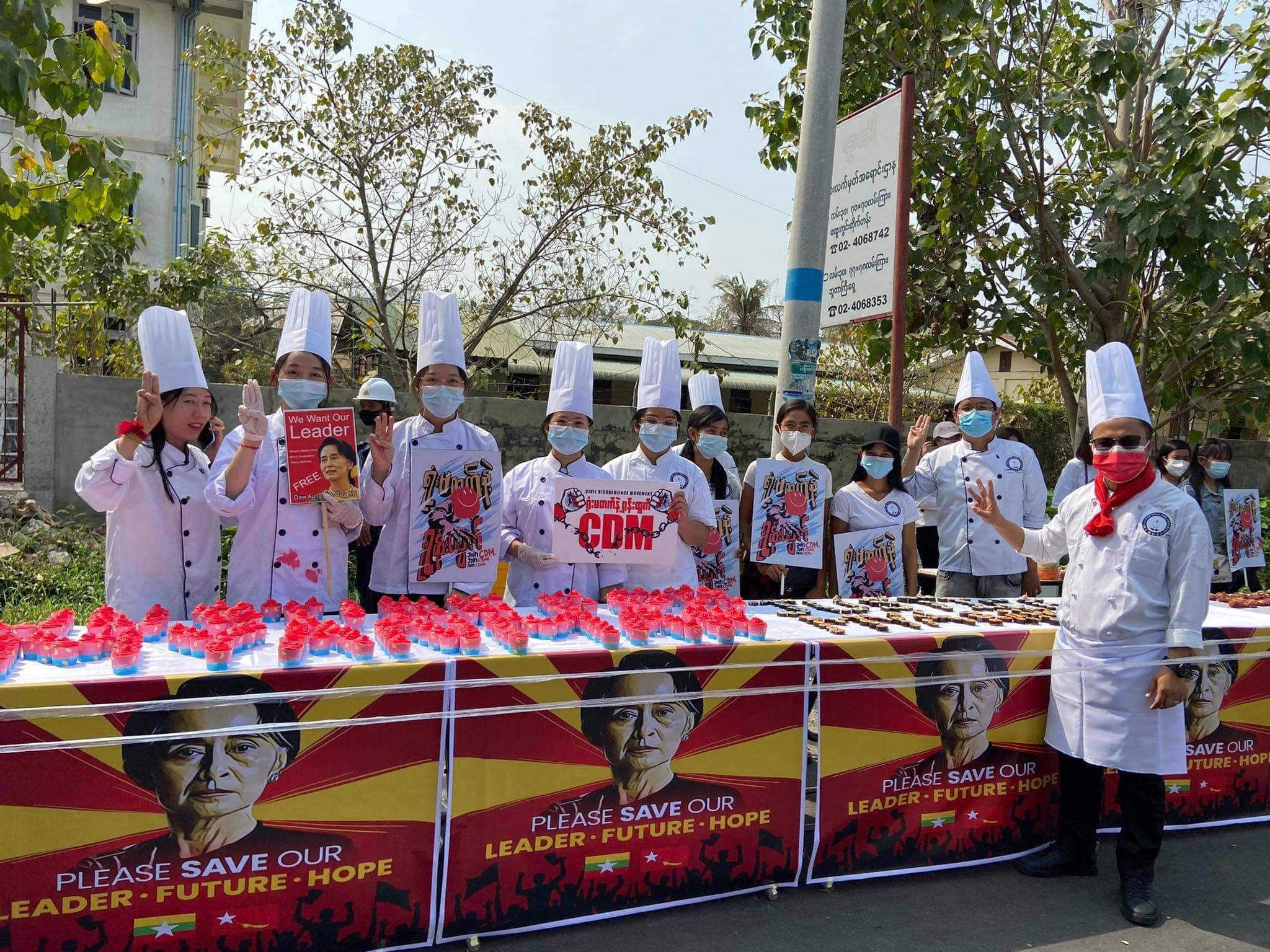 စစ်အာဏာရှင်ဆန့်ကျင်ရေး သစ်သီးဝလံ၊ စားသောက်ဖွယ်ရာများဖြင့် ပုံဖော် ဆန္ဒပြ