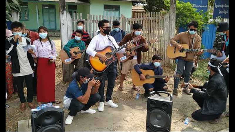 မိုးညှင်းစီးပွားရေးဘဏ် ဝန်ထမ်းများ  CDM ပါဝင်လာစေရေး ဂစ်တာတီး ထိုင်သပိတ်ပြုလုပ်