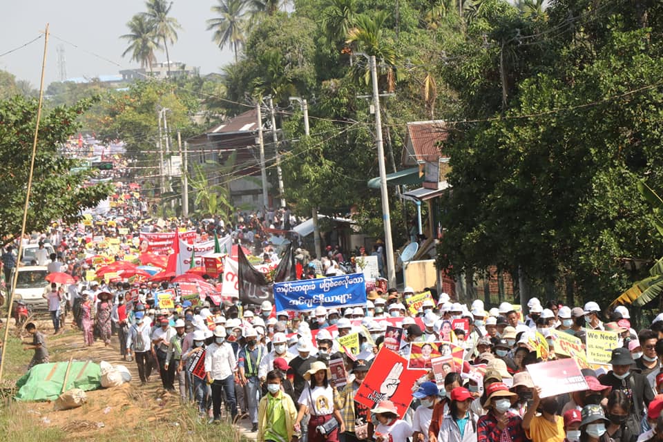 မြိတ်နှင့်ဘုတ်ပြင်းတွင် စစ်အာဏာရှင်ဆန့်ကျင်ရေး ဆန္ဒပြ၊ ဆရာဆရာမများ ဖိအားပေးခံရသဖြင့် အရပ်ဝတ်ဖြင့် ပါဝင်