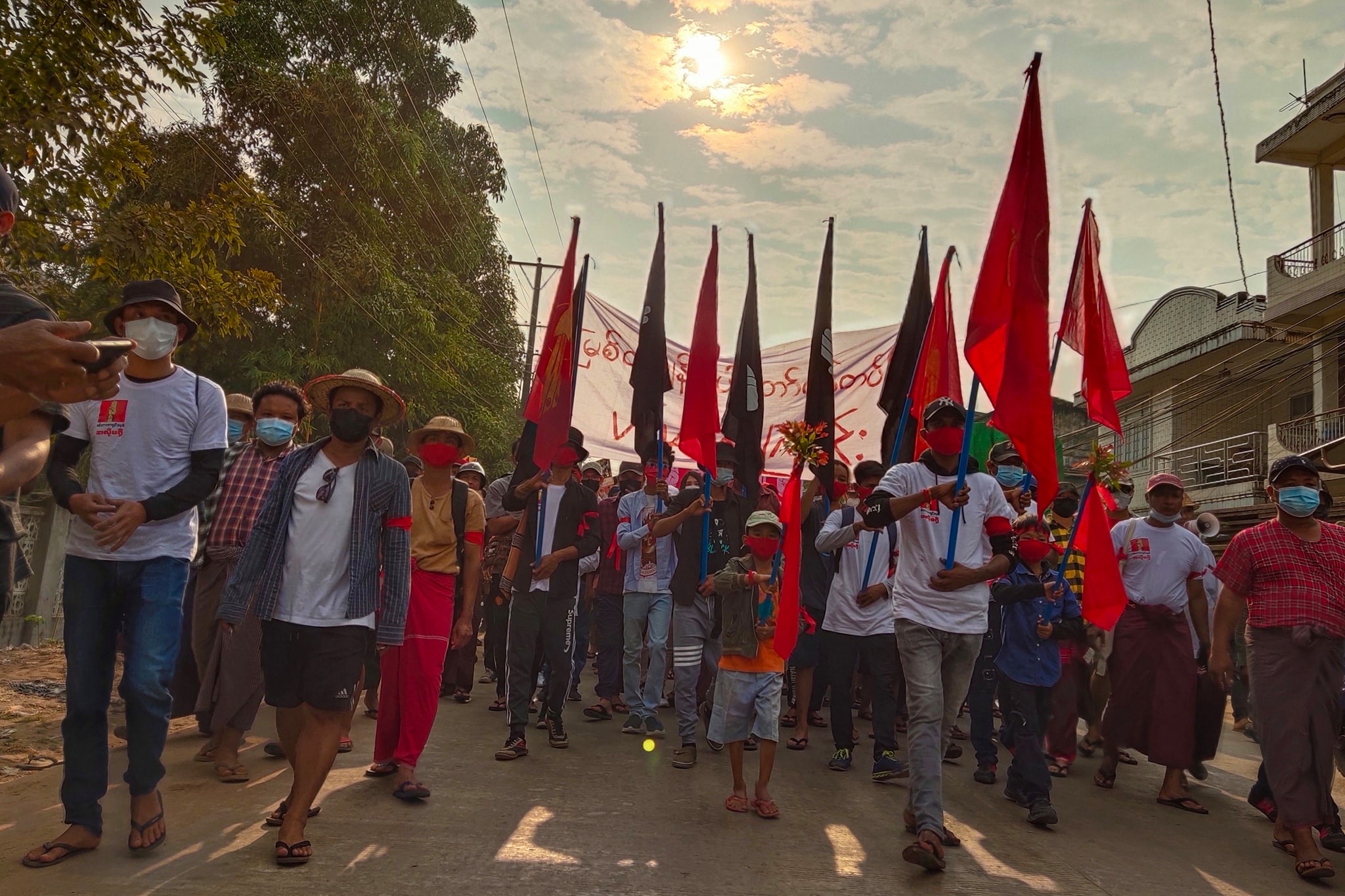 ပုသိမ်စစ်အာဏာရှင်ဆန့်ကျင်ရေး ၁၄ ရက်​မြောက်နေ့အဖြစ် လူအင်အား သိန်းချီ ဆန္ဒပြ