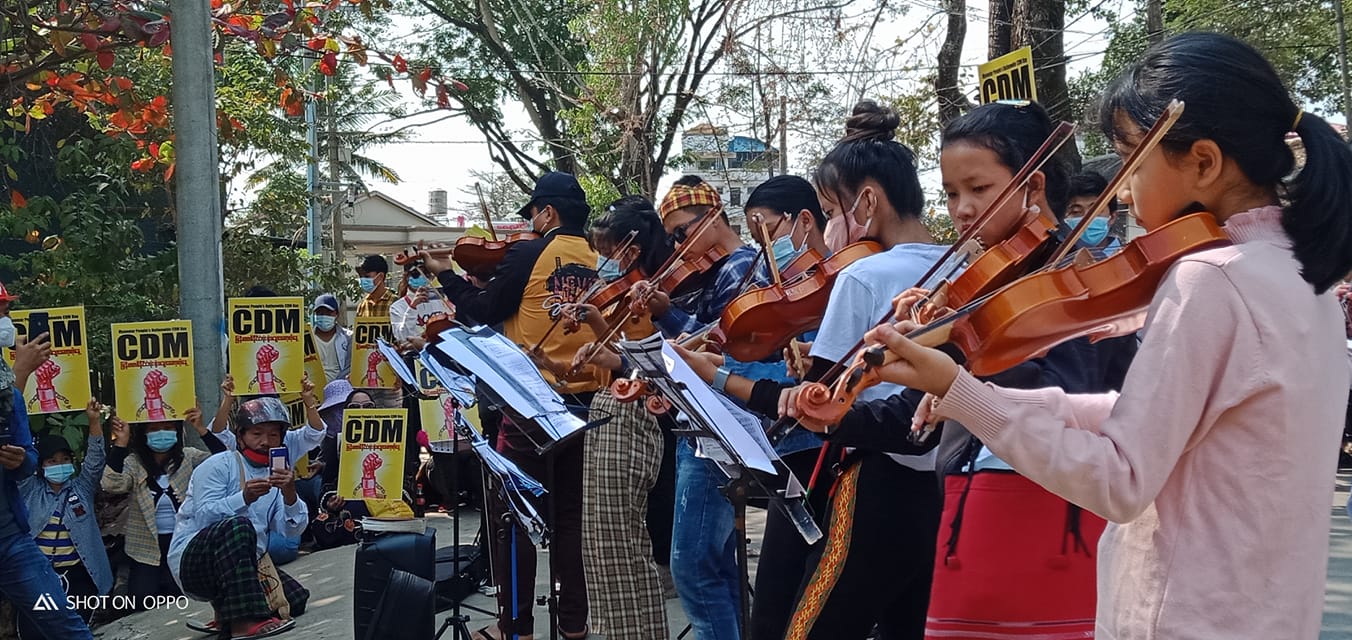 စစ်အာဏာရှင်ဆန့်ကျင်ရေး ဗန်းမော်တွင် ရွေ့လျားထိုင်သပိတ်ဆင်နွှဲ၊ တယောပညာရှင်အဖွဲ့ပါလာ