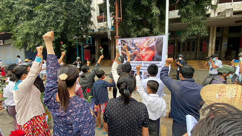 ကျည်ထိမှန်ကျဆုံးခဲ့သည့် မမြသွဲ့သွဲ့ခိုင်အတွက် ဝမ်းနည်းခြင်းအထိမ်းအမှတ် ဆုတောင်းပွဲပြုလုပ်