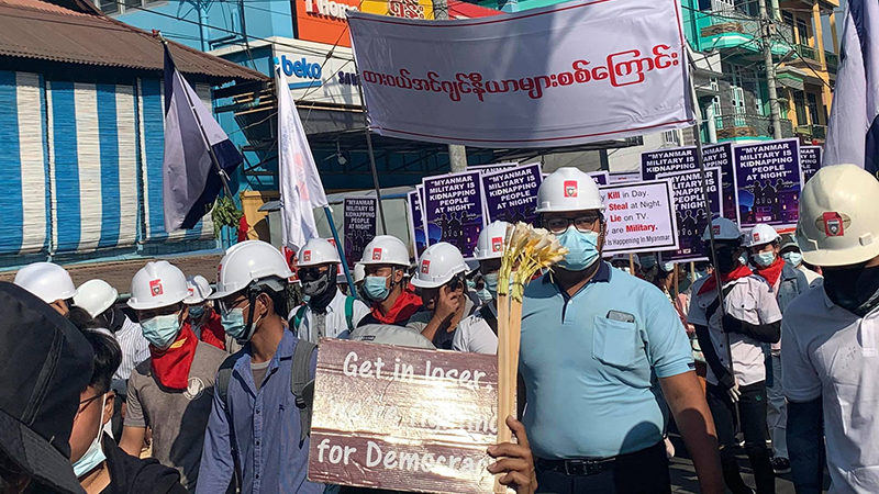 ထားဝယ်ဆန္ဒပြပွဲ WE AGAINST DICTATORSHIP DAWEI စာတန်းရေးထိုး