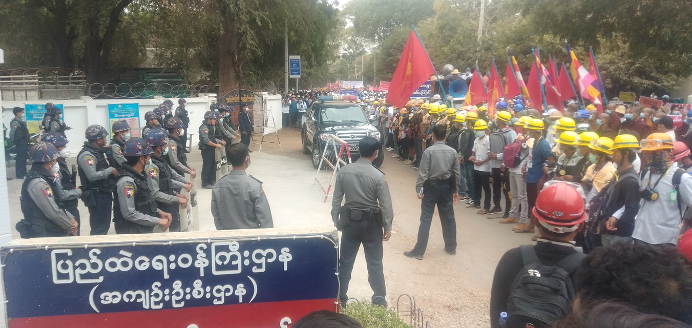 ဖမ်းဆီးခံ စစ်ကိုင်းဝန်ကြီးချုပ်နှင့်ဥပဒေချုပ်တို့ကို သပိတ်စစ်ကြောင်းက အကျဉ်းထောင်ရှေ့ သွားရောက်ဝန်းရံ