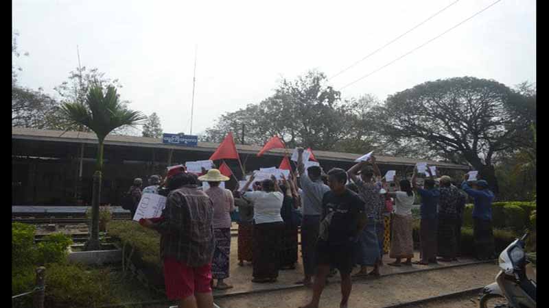 ဧရာဝတီတိုင်းအတွင်း ရထားပြန်ဆွဲရန် CDM တွင်ပါဝင်သူ ဝန်ထမ်းများကို ဖိအားပေး