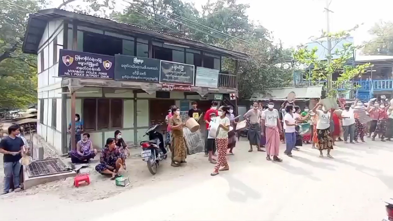 အာဏာသိမ်းစစ်ကောင်စီ၏ ရပ်ကျေးဥက္ကဋ္ဌများကို ချောက်ပြည်သူများ သံပုံးတီးကန့်ကွက်