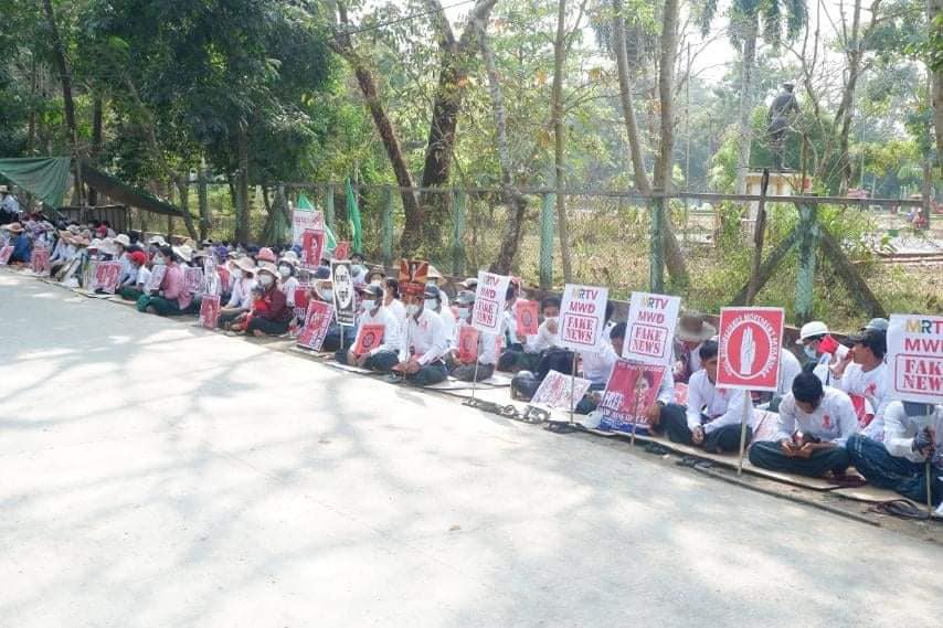 ဘိုကလေး ထိုင်သပိတ်ကို ရဲက ဖြိုခွဲရန်ကြိုးစားသဖြင့် လူစုခွဲရှောင်တိမ်း