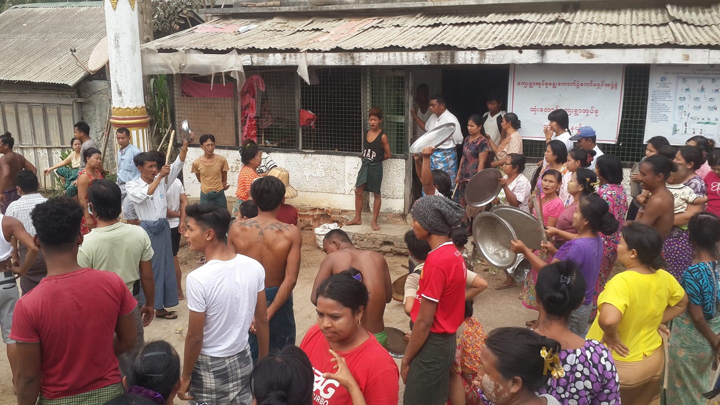 ကျေးရွာအုပ်စု အုပ်ချုပ်ရေးမှူးအသစ်အား လက်မခံကြောင်း သရက်ပြည်သူများ သံပုံးတီးဆန္ဒပြ