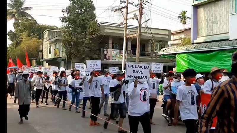 ပုသိမ်မြို့တွင် စစ်အာဏာရှင်ဆန့်ကျင်ရေး အင်အား ၁ သိန်းဝန်းကျင် ဆန္ဒပြ