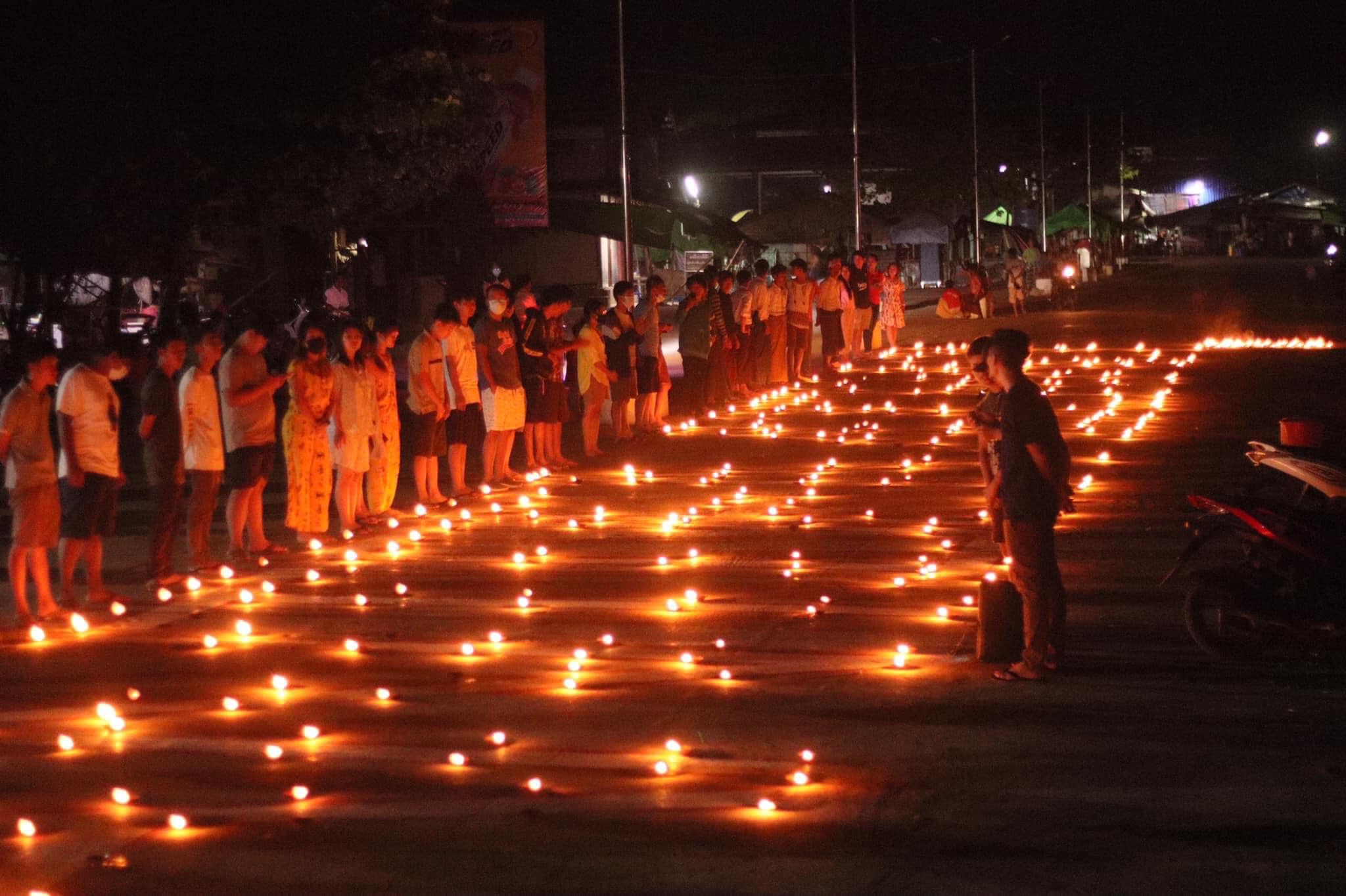 ရေးမြို့တွင် ဒီကရေစီတိုက်ပွဲအတွင်း ကျဆုံးသွားသော အာဇာနည်များအတွက် မီးထွန်းဆုတောင်း