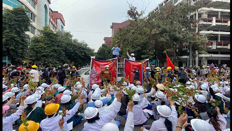 ပစ်ခတ်မှုကြောင့် ၂ ဦးသေဆုံး၊ ၄၀ ကျော် ဒဏ်ရာရခဲ့သည့် မန္တလေးတွင် အင်အားသိန်းချီ ထိုင်သပိတ် ဆင်နွှဲ