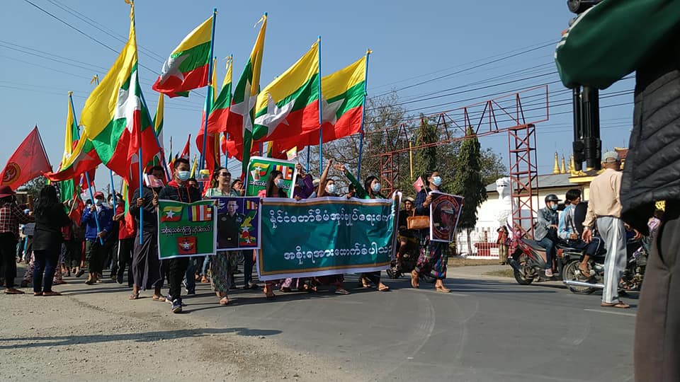မိုးညှင်းတွင် တပ်မတော် ထောက်ခံပွဲလုပ်၊ ဆန့်ကျင်သူများက သံပုံးတီး