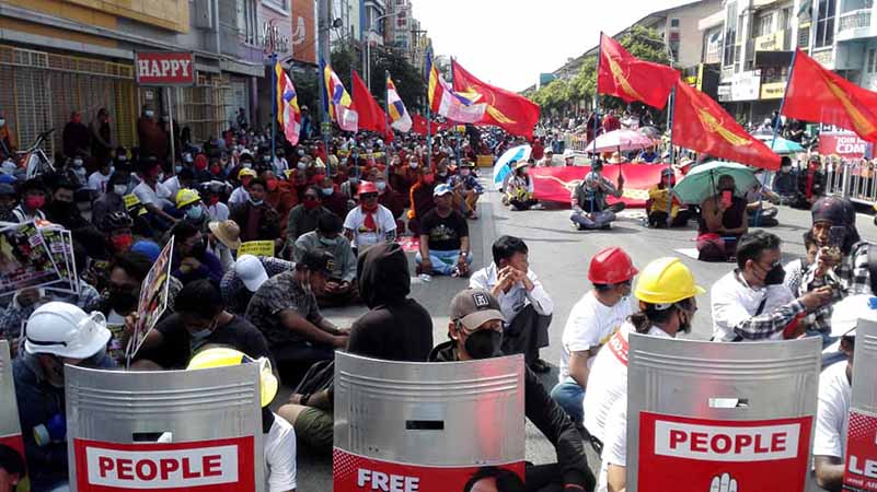 မဟာအောင်မြေမြို့နယ်တွင် သံဃာတော်များနှင့်ပြည်သူ ထောင်ချီ ထိုင်သပိတ်လုပ်