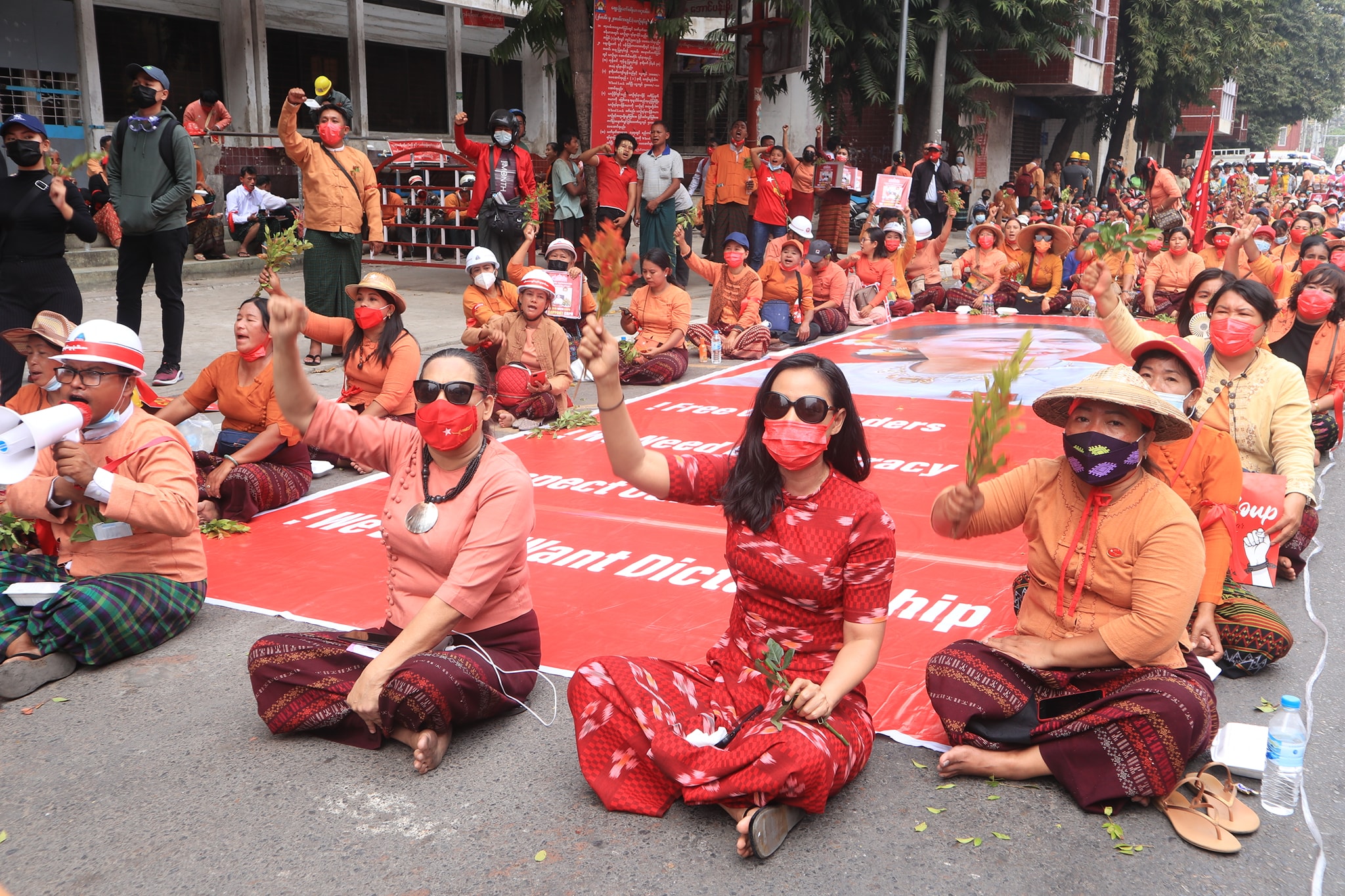 မန္တလေးမြို့ စျေးချိုရှေ့ ထိုင်သပိတ်တွင် သရုပ်ဆောင် အေးဝတ်ရည်သောင်း ပူးပေါင်းပါဝင်
