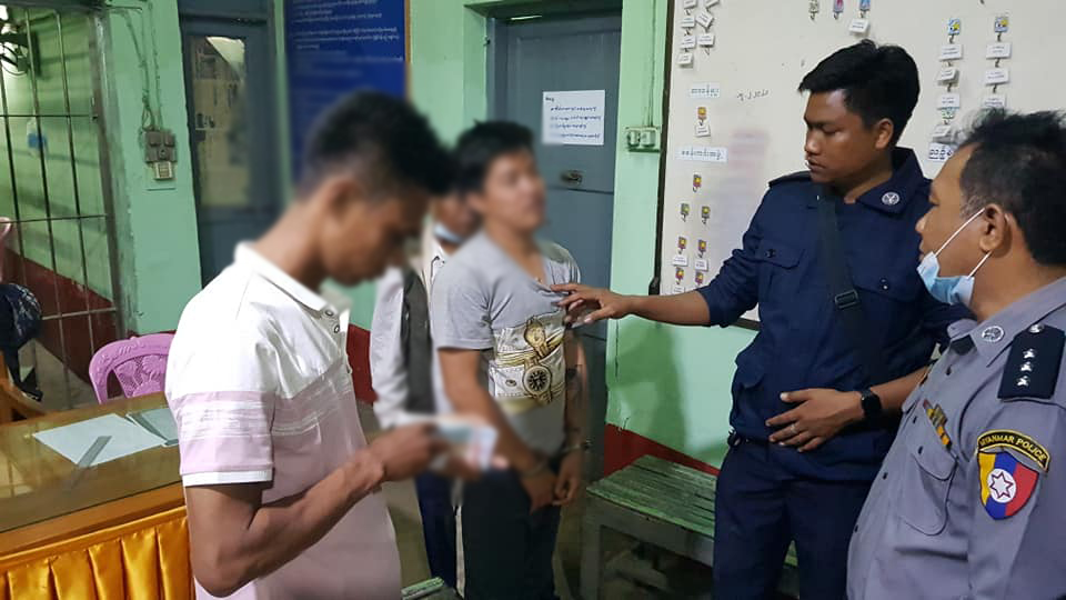 ညအချိန်မတော် ကားဖြင့်သွားနေသူ ၂ ဦးကို တောင်ငူပြည်သူများကဖမ်းပြီး ရဲတပ်ဖွဲ့ထံ အပ်နှံ