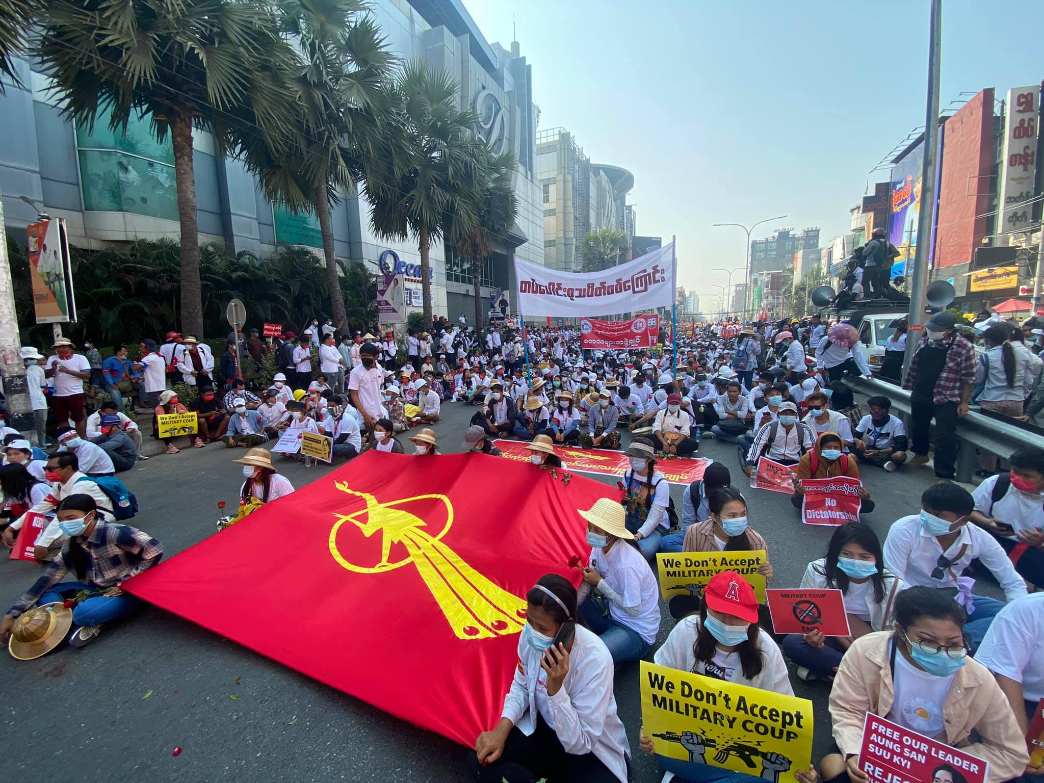 မန္တလေးမြို့ ၂ ငါးလုံး ပြည်လုံးကျွတ်အထွေထွေသပိတ်တွင် ပြည်သူလူထု သိန်းချီပါဝင်ဆန္ဒပြနေ