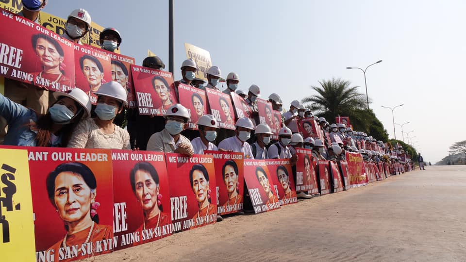 နေပြည်တော် ၂ ငါးလုံးသပိတ်တွင် လူအင်အားသိန်းချီဆန္ဒပြ၊ ရဲနှင့်စစ်တပ် ရောက်လာသဖြင့် လူစုခွဲ