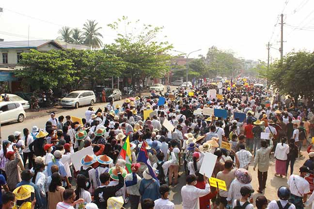 ဘားအံတွင် မြန်မာ့နွေဦးတော်လှန်ရေး သပိတ်စစ်ကြောင်း လူ ၃ သိန်းကျော်ပါဝင် ဆန္ဒပြ