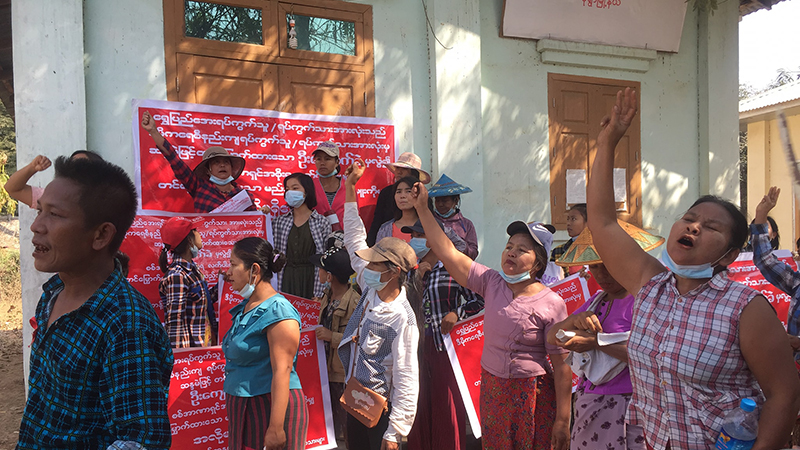 မုံရွာမြို့တွင် စစ်ကောင်စီခန့် ရပ်ကွက်အုပ်ချုပ်ရေးမှူးကို သံပုံးတီးဆန္ဒပြ