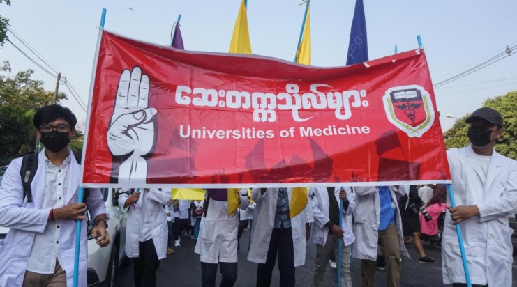 ၂ ငါးလုံးအထွေထွေသပိတ်တွင် ဆေးတက္ကသိုလ်‌ ကျောင်းသားများ ပါဝင်ဆန္ဒပြ (ဓာတ်ပုံ)