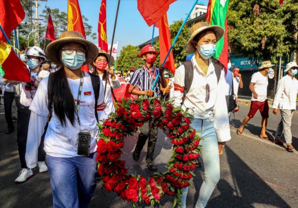 ရဲနှင့်စစ်တပ်၏ အကြမ်းဖက်ပစ်ခတ်မှုကြောင့် သေဆုံးသွားသည့် မောင်ဝေယံထွန်းအတွက် လွမ်းသူပန်းခွေချ (ဓာတ်ပုံ)