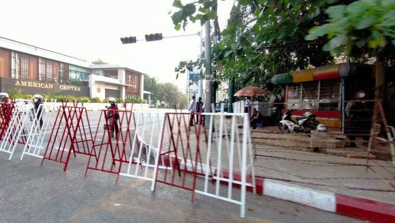 ရန်ကုန်မြို့ သံရုံး​​များရှိရာလမ်းများကို ရဲတပ်ဖွဲ့က ဆက်လက်ပိတ်ဆို့တားဆီးထား