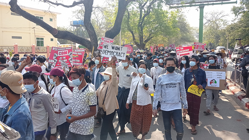 မကွေးမြို့ စစ်အာဏာရှင်ဆန့်ကျင်ရေး အထွေထွေသပိတ်မှာ လူဦးရေသောင်းချီ ဆန္ဒပြ