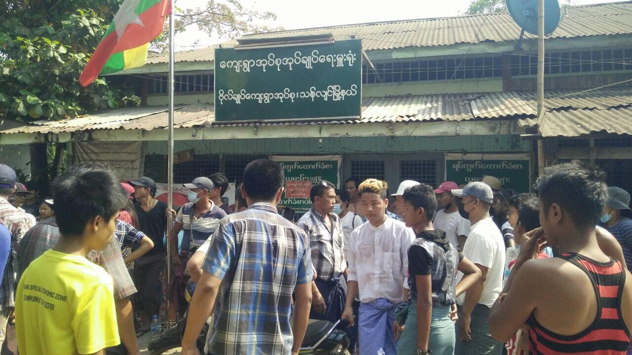 သန်လျင်၊ ဗိုလ်ချုပ်ရွာ၌ အာဏာသိမ်း စစ်ကောင်စီခန့်သည့် အုပ်ချုပ်ရေးမှူးအသစ်ကို  ရွာသားများ မောင်းထုတ်