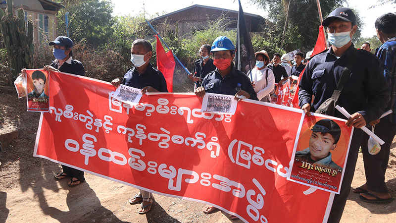 စစ်တပ်ပစ်ခတ်မှုကြောင့် သေဆုံးခဲ့သည့် မောင်ဝေယံထွန်းကို မီးရထားဝန်ထမ်းများက ဂါရဝပြု