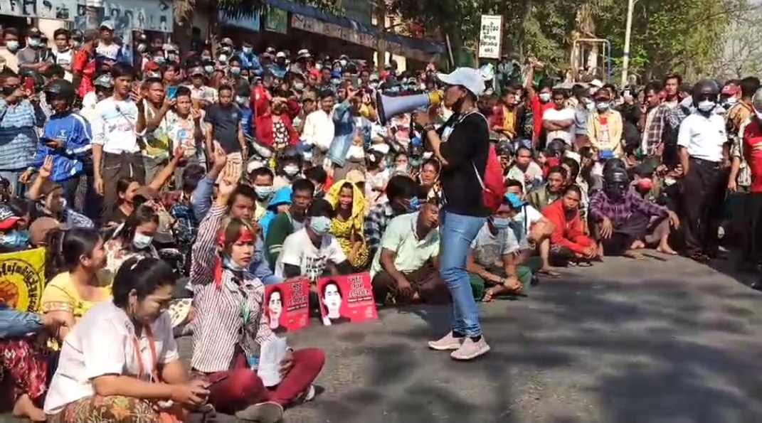 မင်းဘူးမြို့၌ ဖမ်းဆီးခံ ဆန္ဒပြလူငယ် ၈ ဦးကို ပြန်လွှတ်ပေးရန် ရဲစခန်းရှေ့တောင်းဆိုဆန္ဒပြ