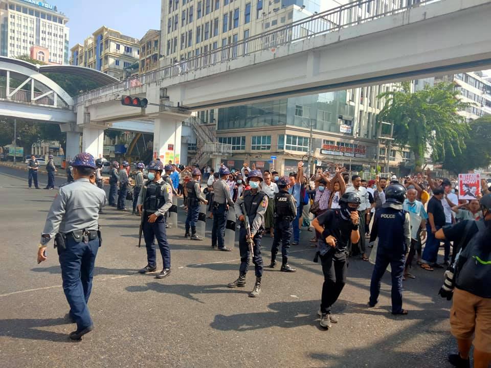 ဆူးလေတွင် တပ်မတော်ထောက်ခံသူများ ဆန္ဒပြ၊ လုံခြုံရေးတပ်ဖွဲ့ဝင်များ ဖယ်ရှားပေး