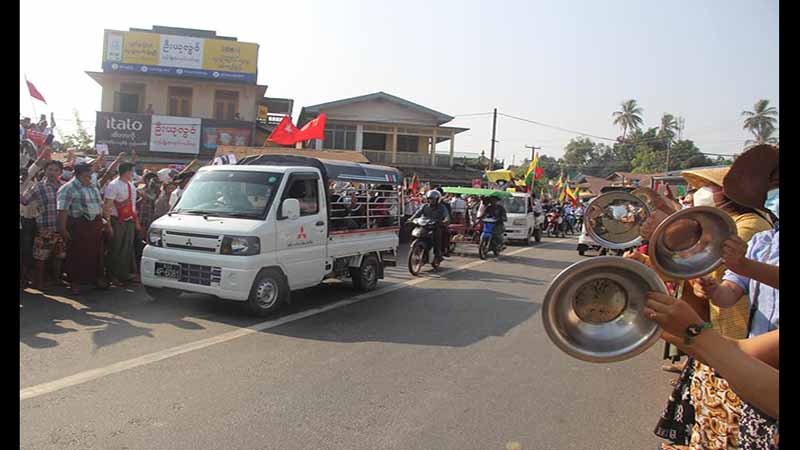 သုဝဏ္ဏဝတီတွင် CDM လှုပ်ရှားနေသူများနှင့် တပ်မတော်ထောက်ခံသူများ အပြိုင်ဆန္ဒပြ