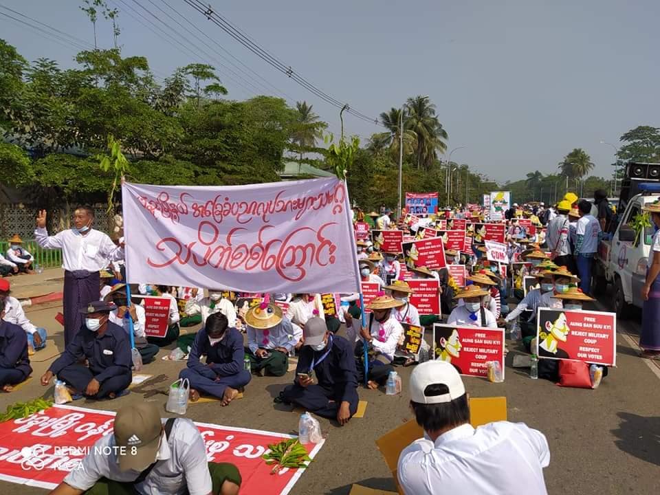 ပဲခူးမြို့တွင် စစ်အာဏာရှင်ဆန့်ကျင်ရေး သနပ်ခါးတိုက်ပွဲ​ဆင်နွှဲ