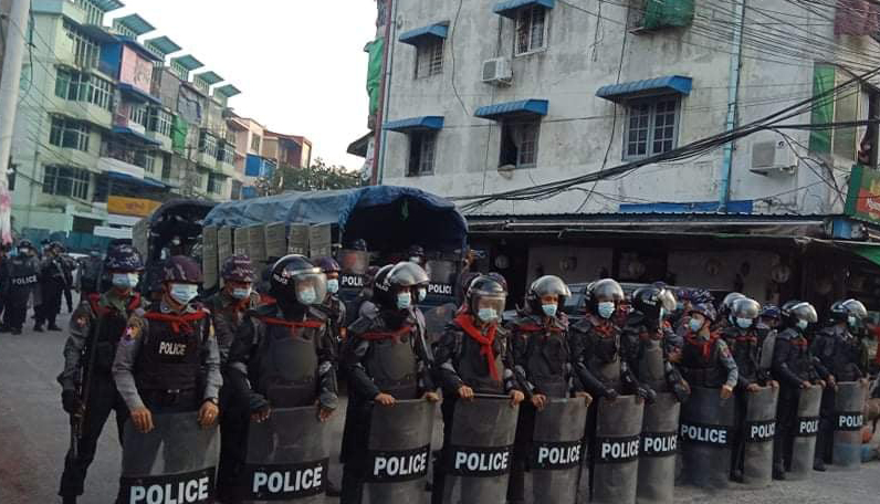 တာမွေ ရပ်ကွက်အုပ်ချုပ်ရေးမှူးသစ်အား သံပုံးတီးကန့်ကွက်သူများကို လုံခြုံရေးတပ်ဖွဲ့က ပစ်ခတ်