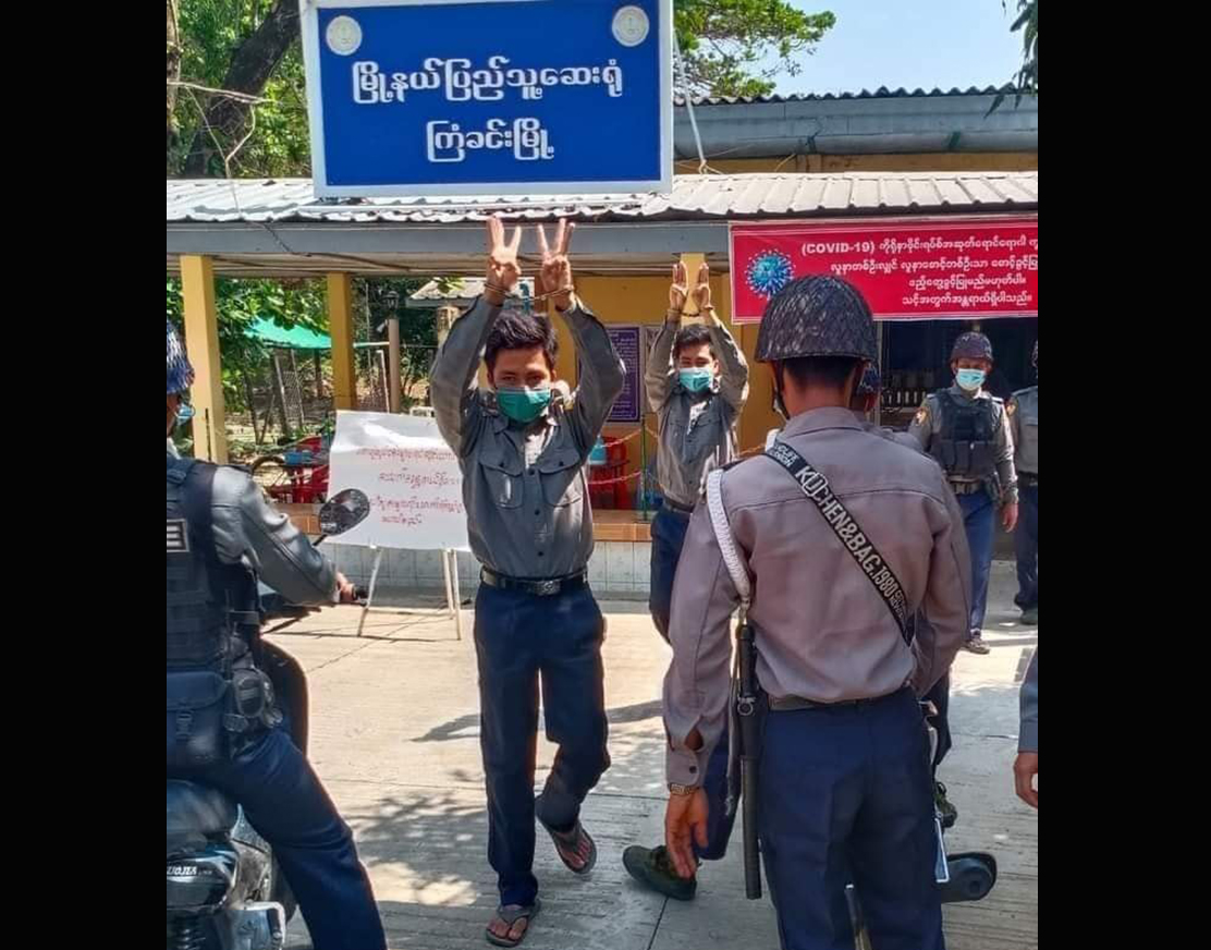 ဖမ်းထားသည့် ရဲတပ်ဖွဲ့ဝင် ၂ ဦးကို ပုသိမ် တိုင်းရဲရုံးကို ပြောင်းရွှေ့ချုပ်နှောင်၊ မိသားစုတွေ့ခွင့်မရ