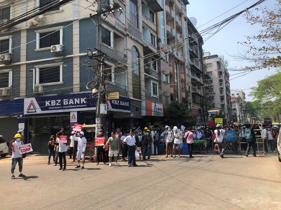 မြေနီကုန်းတွင် ဆန္ဒပြသူများကို လုံခြုံရေးတပ်ဖွဲ့က အင်အားသုံးဖြိုခွဲ၊ သတင်းထောက် ၂ ဦး အဖမ်း ခံရ