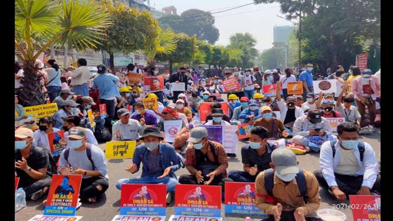 UN ရုံးအနီး၊ ICRC ရုံးရှေ့နှင့် လှည်းတန်းဆန္ဒပြသူများကို လုံခြုံရေးတပ်ဖွဲ့ အင်အားသုံးရိုက်နှက် လူစုခွဲ