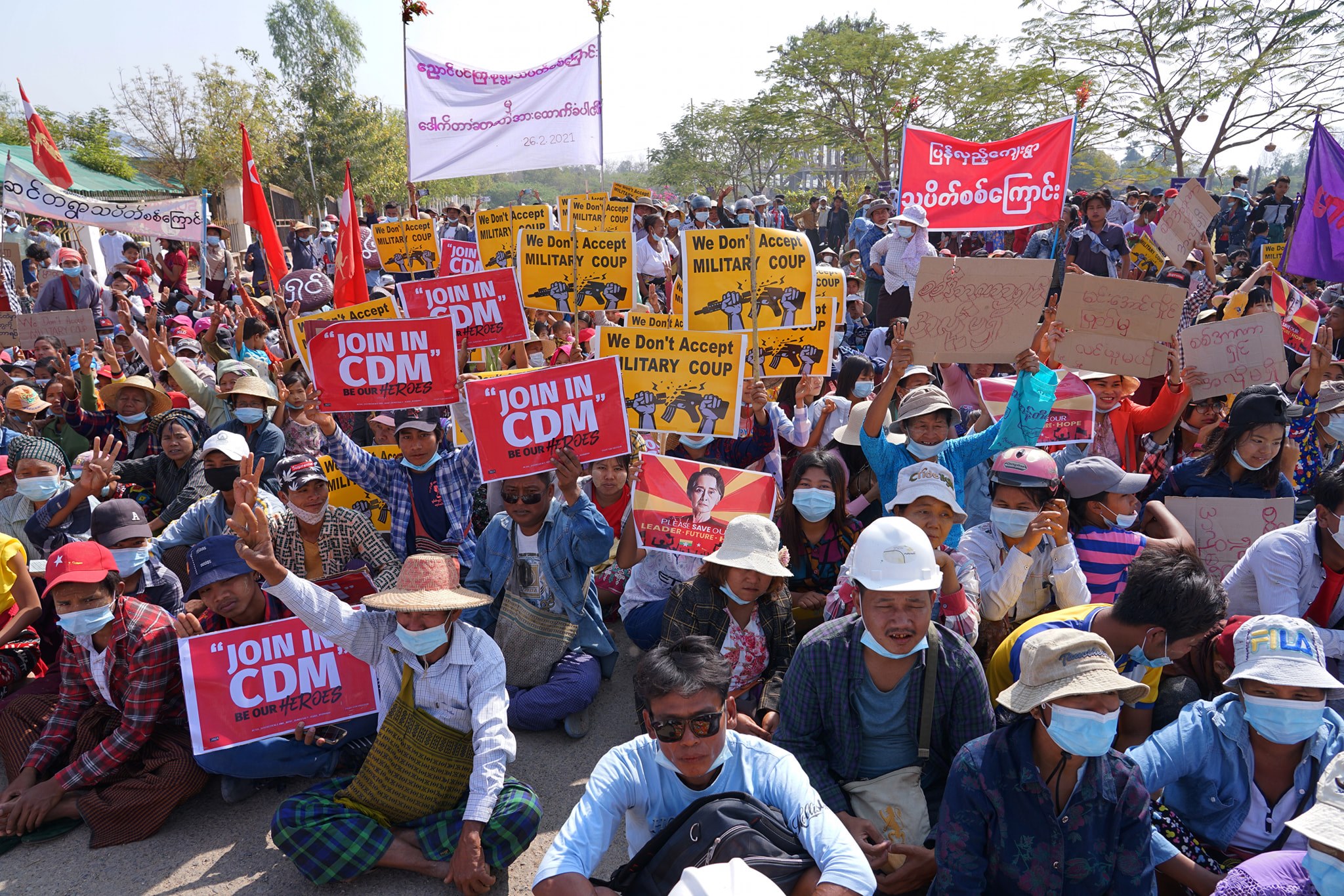 ယင်းမာပင်တွင် စစ်ကောင်စီခန့် အုပ်ချုပ်မှူးများကို ကန့်ကွက်ဆန္ဒပြ