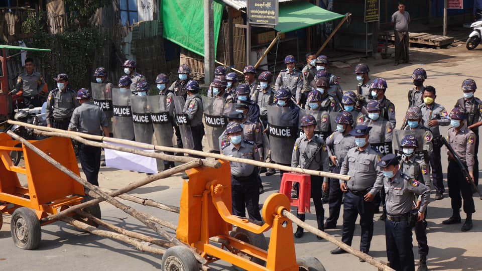 ပျဉ်းမနားတွင် ငြိမ်းချမ်းစွာဆန္ဒပြနေသည့် လူငယ်များကို ရဲက အကြမ်းဖက်ပစ်ခတ်ဖြိုခွင်း