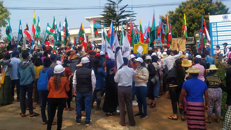 ဖမ်းဆီးခံ ဆန္ဒပြခေါင်းဆောင်များကို အမြန်ဆုံးလွှတ်ပေးရန် လားရှိုးမြို့ UN ရုံးရှေ့ ဆန္ဒပြ