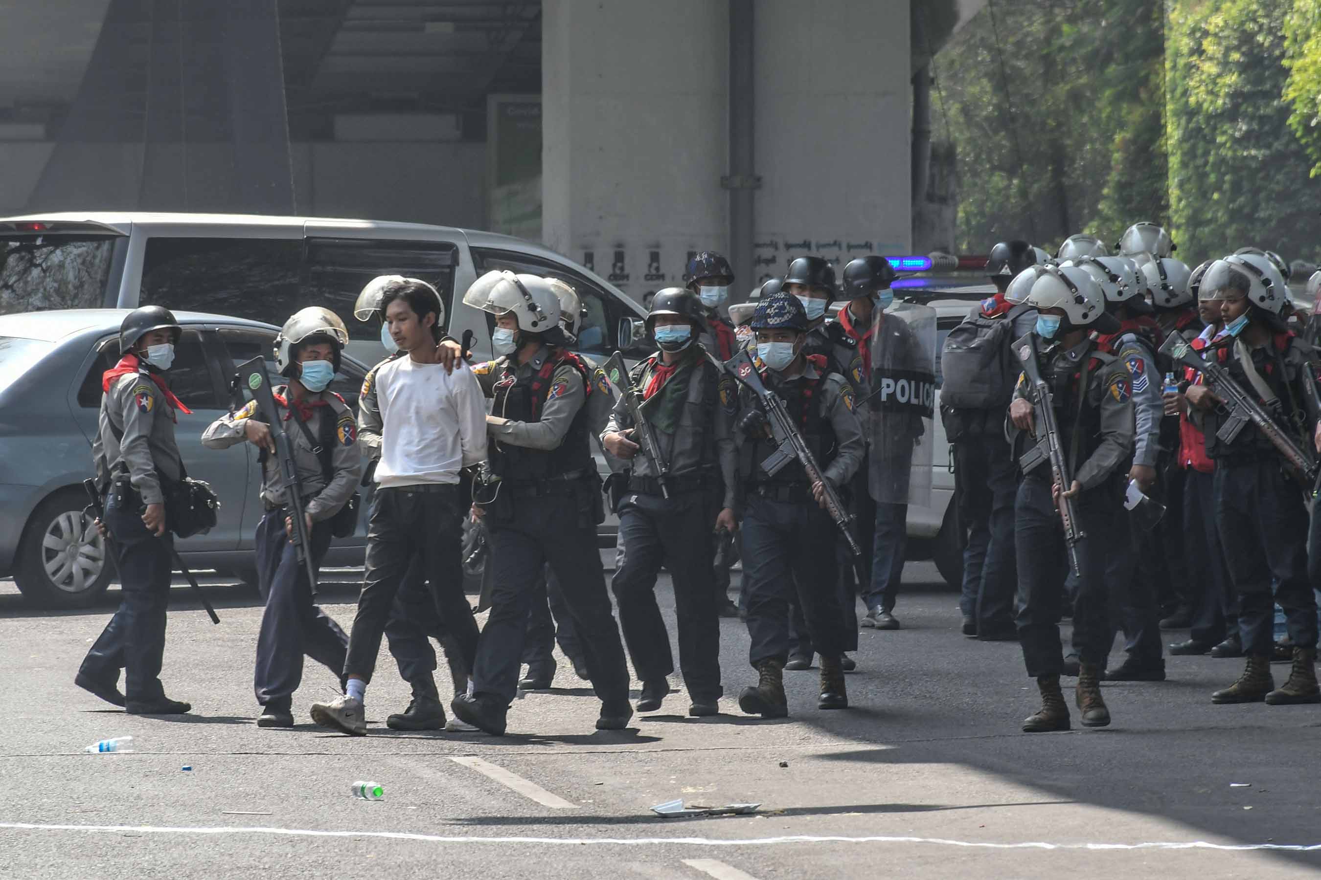 မြေနီကုန်းနှင့် လှည်းတန်းတွင် ရဲများက ဆန္ဒပြသူများကို အကြမ်းဖက်ဖြိုခွင်းဖမ်းဆီးစဉ် (ဓာတ်ပုံ)
