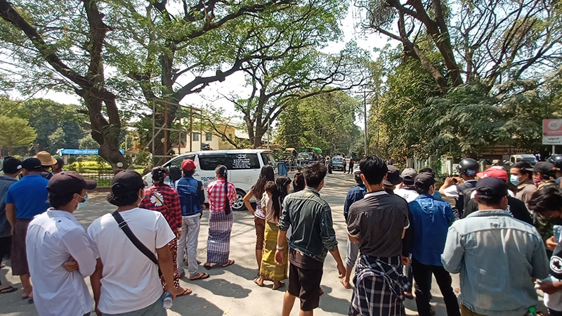 စစ်ကိုင်းပြည်သူများ လှူထားသည့် ဆေးပစ္စည်းများကို ရဲနှင့်စစ်တပ်က ဝင်ရောက်သိမ်းဆည်း