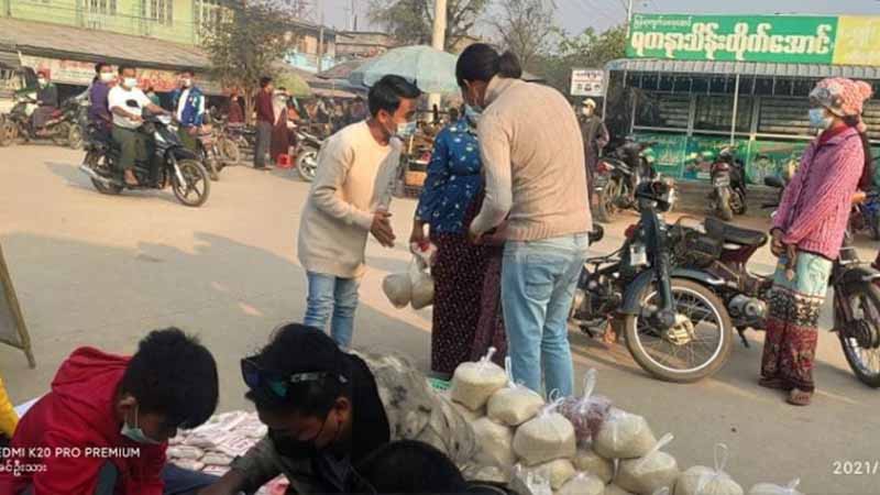 ခင်ဦးမြို့က CDM ဝန်ထမ်း‌များကို ဆန်အပါအဝင်ရိက္ခာများ ပေးဝေ