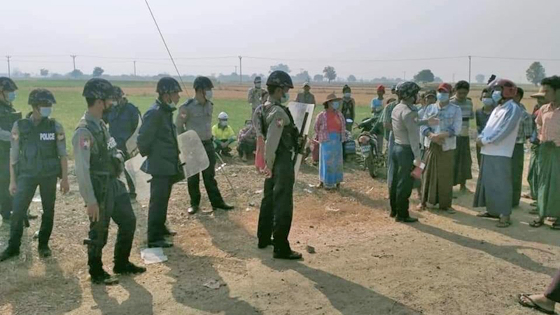 ယင်းမာပင်မြို့ ဆန္ဒပြသူ​များ ရဲအင်အားအလုံးအရင်းဖြင့် ပိတ်ဆို့တားဆီးခံရ