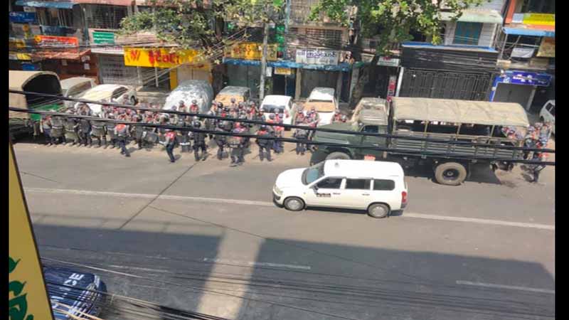 လှည်းတန်းတွင် ကားပိတ်နေ၍ ရပ်ထားသည့် YBS ယာဥ်မောင်း ၂ ဦးကို ရဲက ဖမ်းဆီး