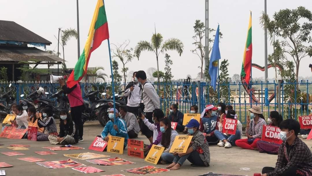 ဝိုင်းမော်ဆန္ဒပြပွဲ ဖြိုခွင်းခံရ၊ ဆန္ဒပြသူ နှစ်ဦးကိုဖမ်းဆီးပြီး မြစ်ကြီးနားထောင် ပို့ဆောင်