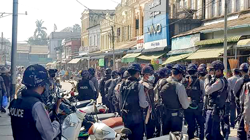 မြန်အောင်မြို့က ဆန္ဒပြသူများကို ရဲက လိုက်လံဖမ်းဆီးနေ
