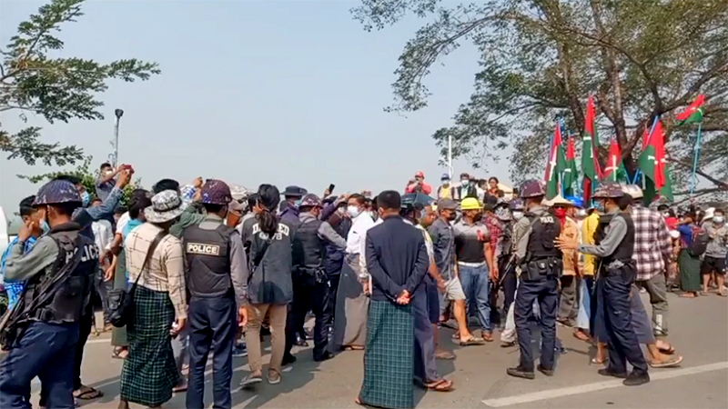 ဗန်းမော်မြို့ ဆန္ဒပြ သပိတ်စုရပ်နေရာတွင် လုံခြုံရေး အင်အားအလုံးအရင်းဖြင့် တားဆီး