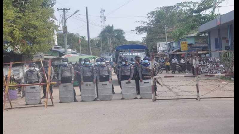 မအူပင်ဆန္ဒပြပွဲကို လုံခြုံရေးတပ်ဖွဲ့ဝင်များက ပိတ်ဆို့တားဆီး